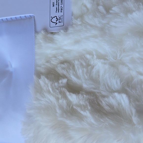 UGG Adalee White Faux Fur Throw - New - Picture 7 of 7